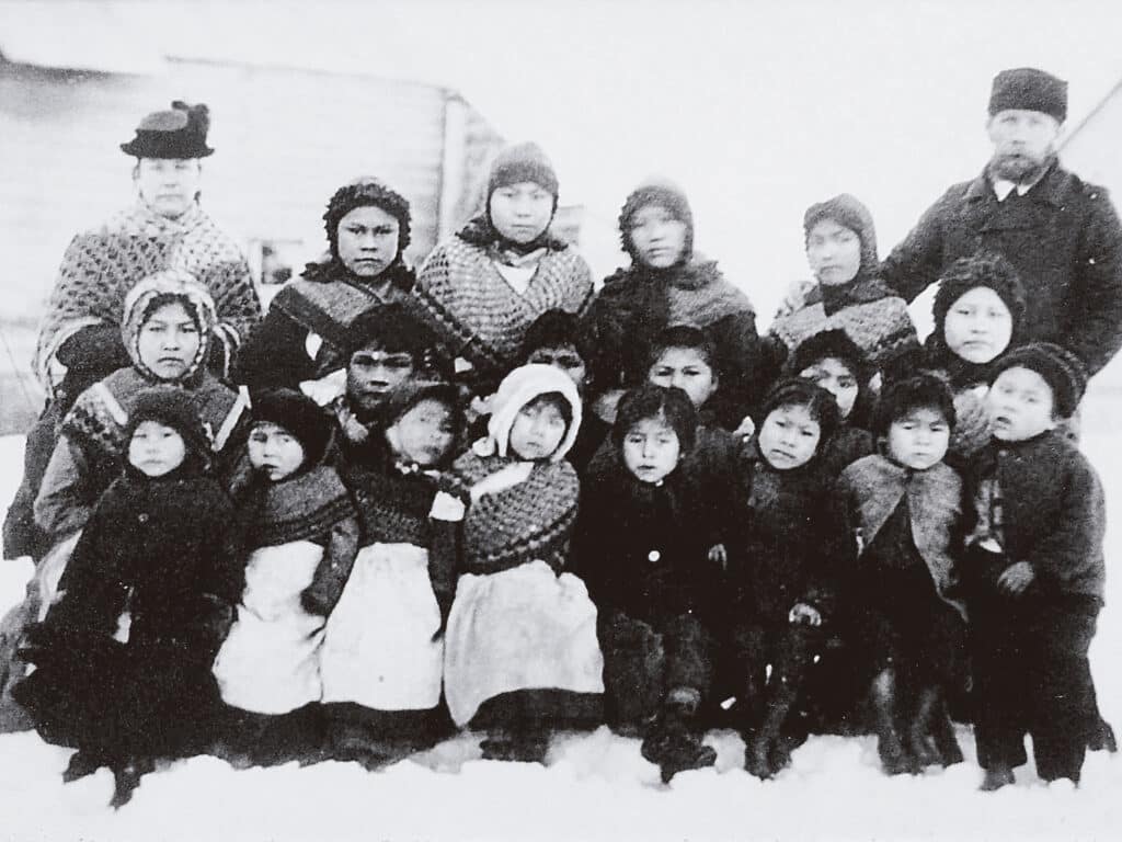 Thomas Bridges com sua esposa e indígenas